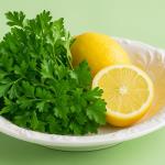 Wenn der Körper nach Grillfesten mit Giftstoffen gefüllt ist, beruhigt ihn ein Glas: Rezept aus Zitrone, Grapefruit und Petersilie